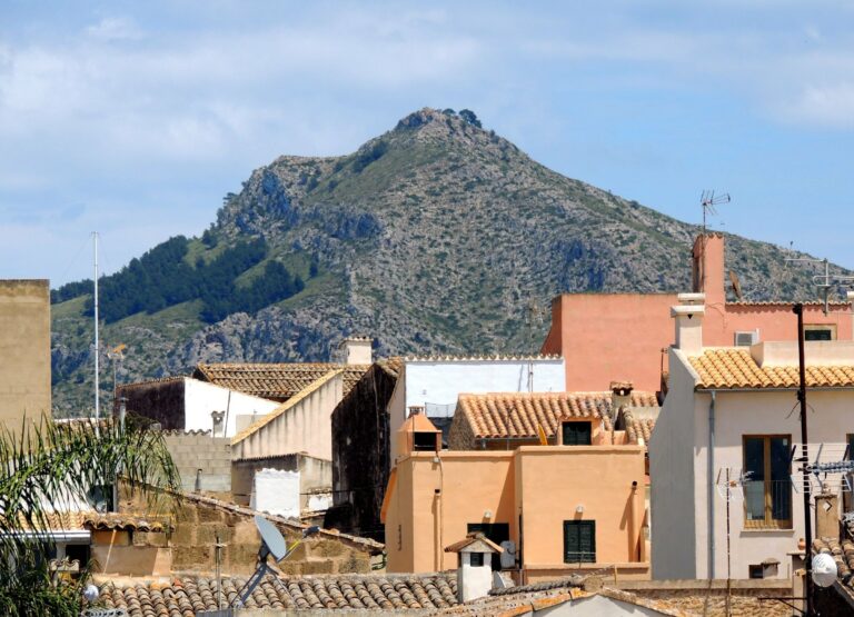 Houses in Alcúdia below the mountains