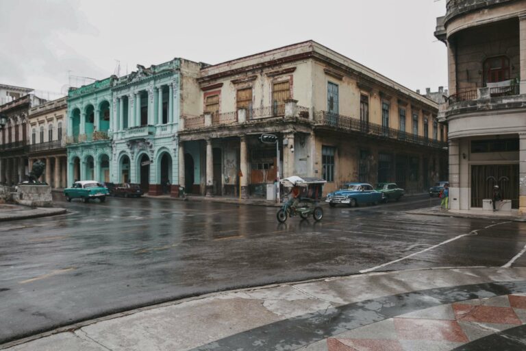Classic cars and old buildings in Havana