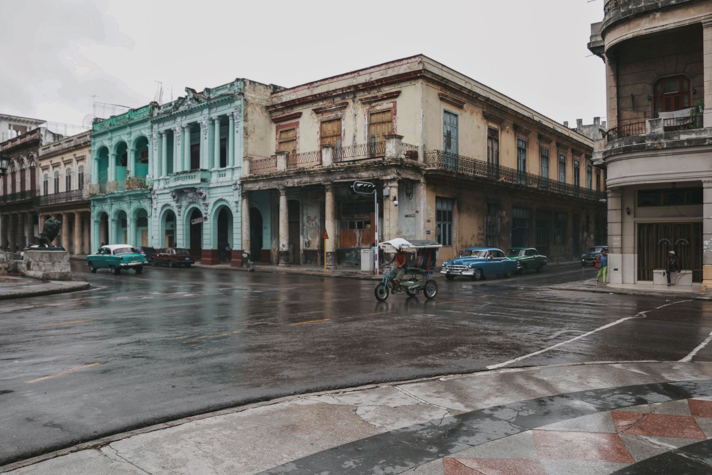 Classic cars and old buildings in Havana