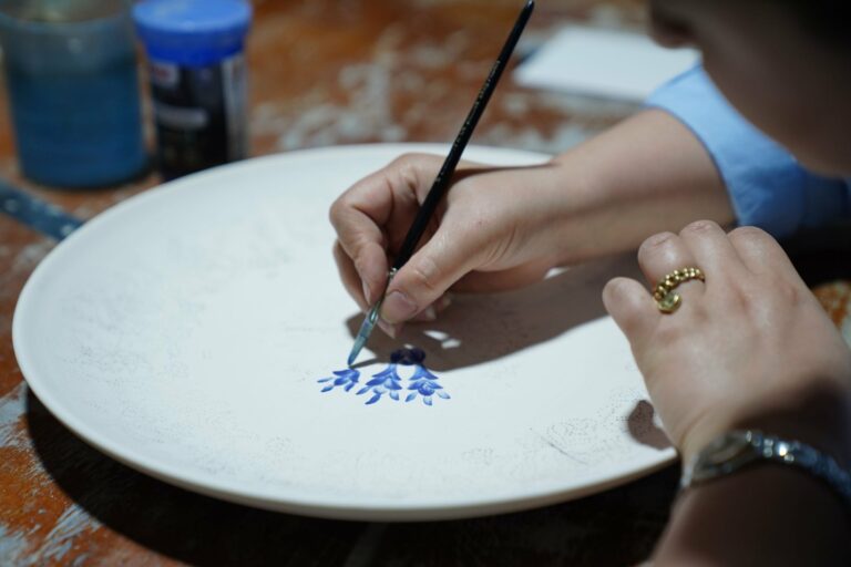 Painting Delft blue pottery