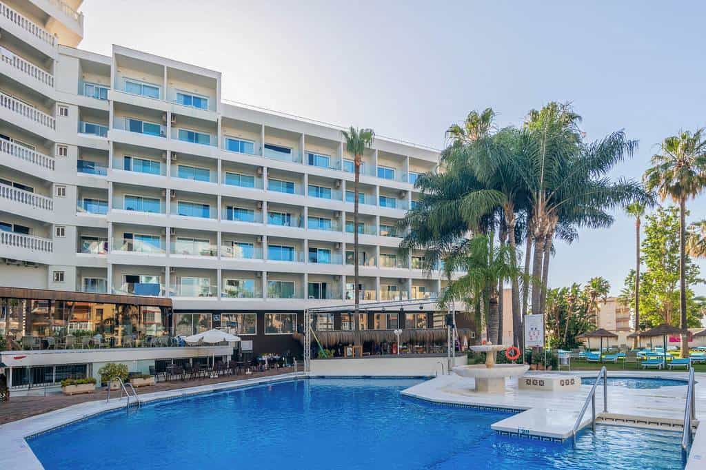 Hotel_Parasol_by_Dorobe