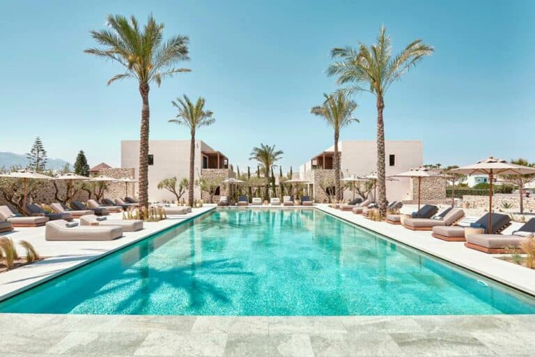 Theros All Suite Hotel, Lambi