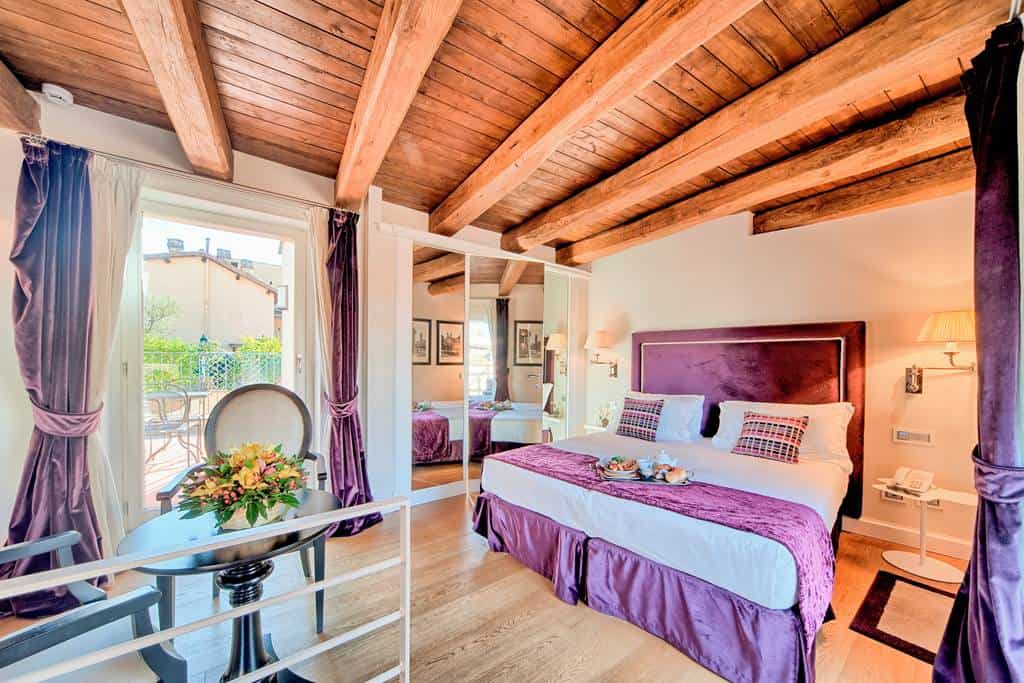 Trevi_Palace_Luxury_Inn