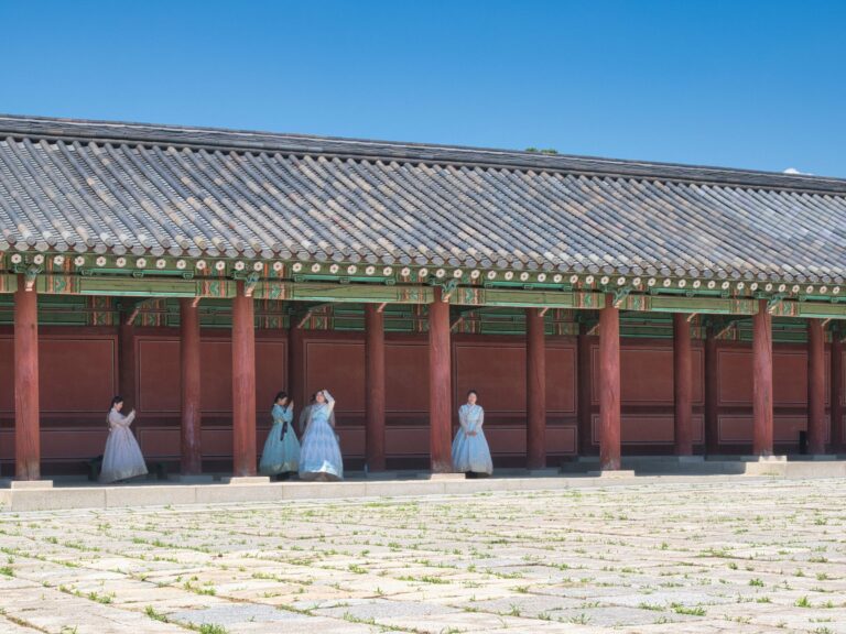 Visitors in hanbok at a Seoul palace