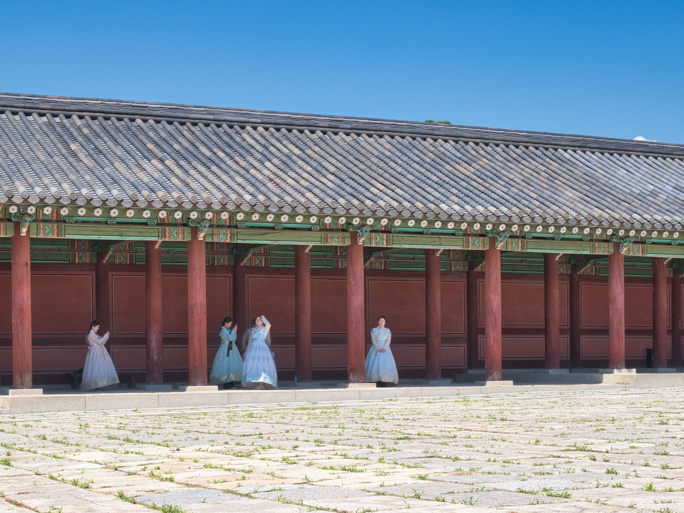 Visitors in hanbok at a Seoul palace