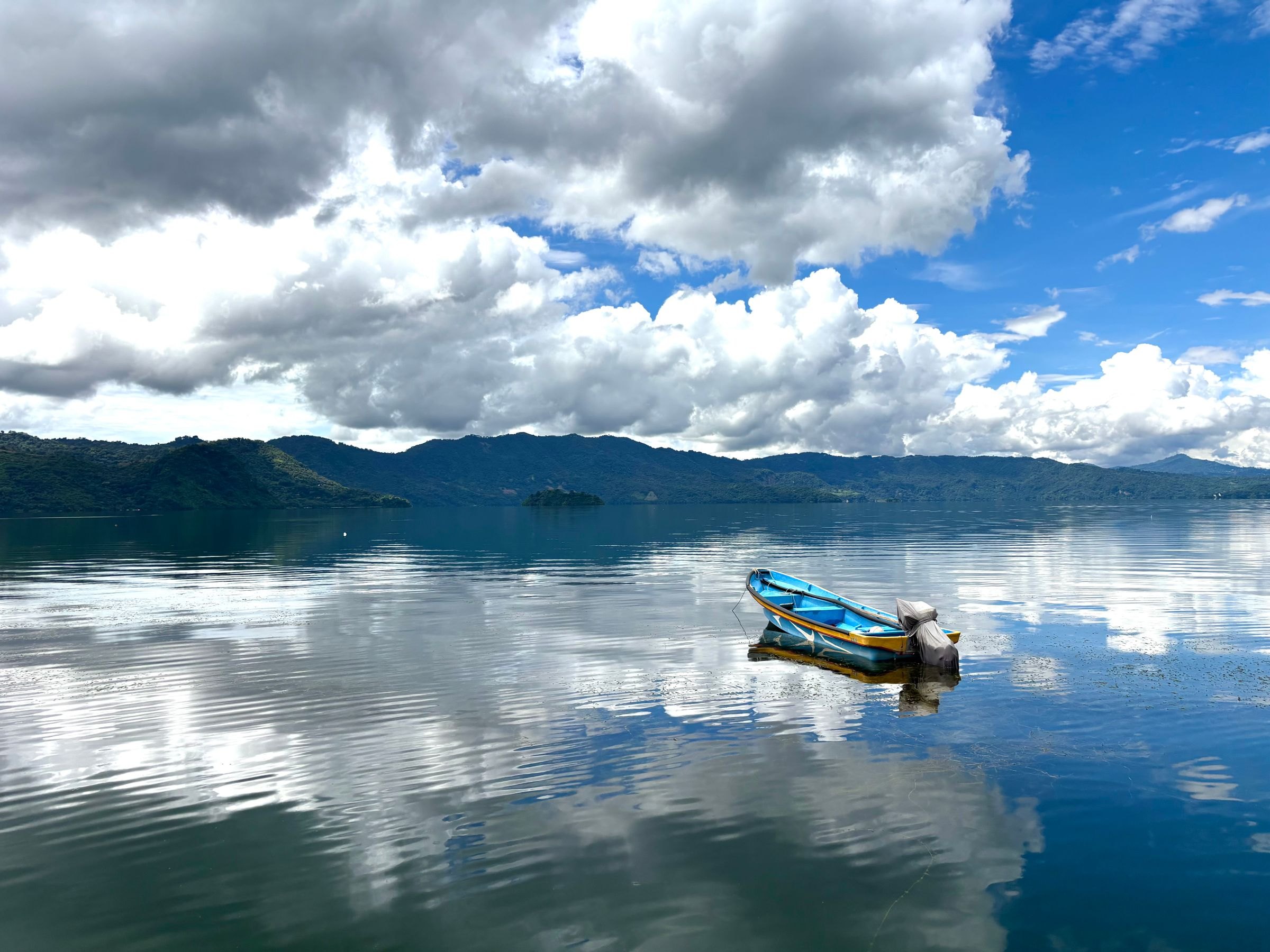 A boat on Lake Coatepeque