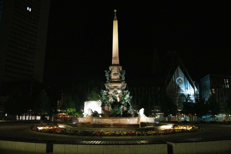 The Mendebrunnen fountain in Leipzig at night