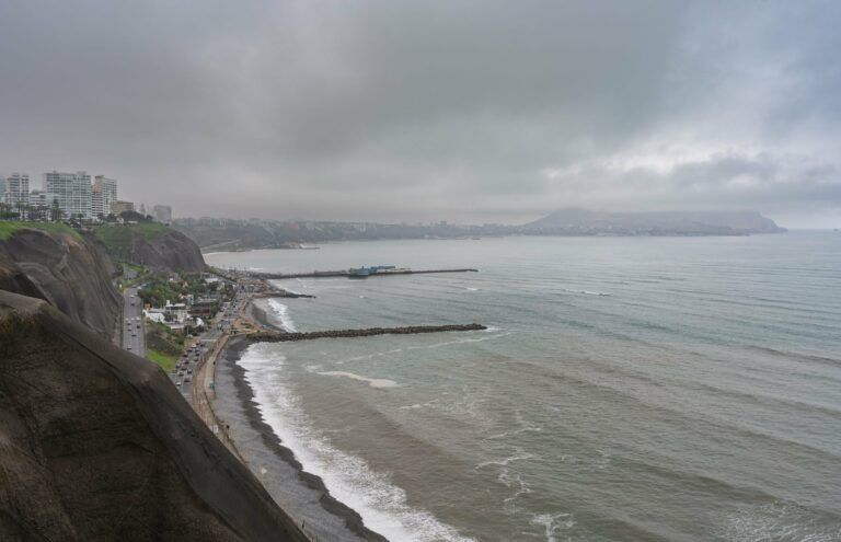 The Miraflores clifftops above the Pacific, Lima