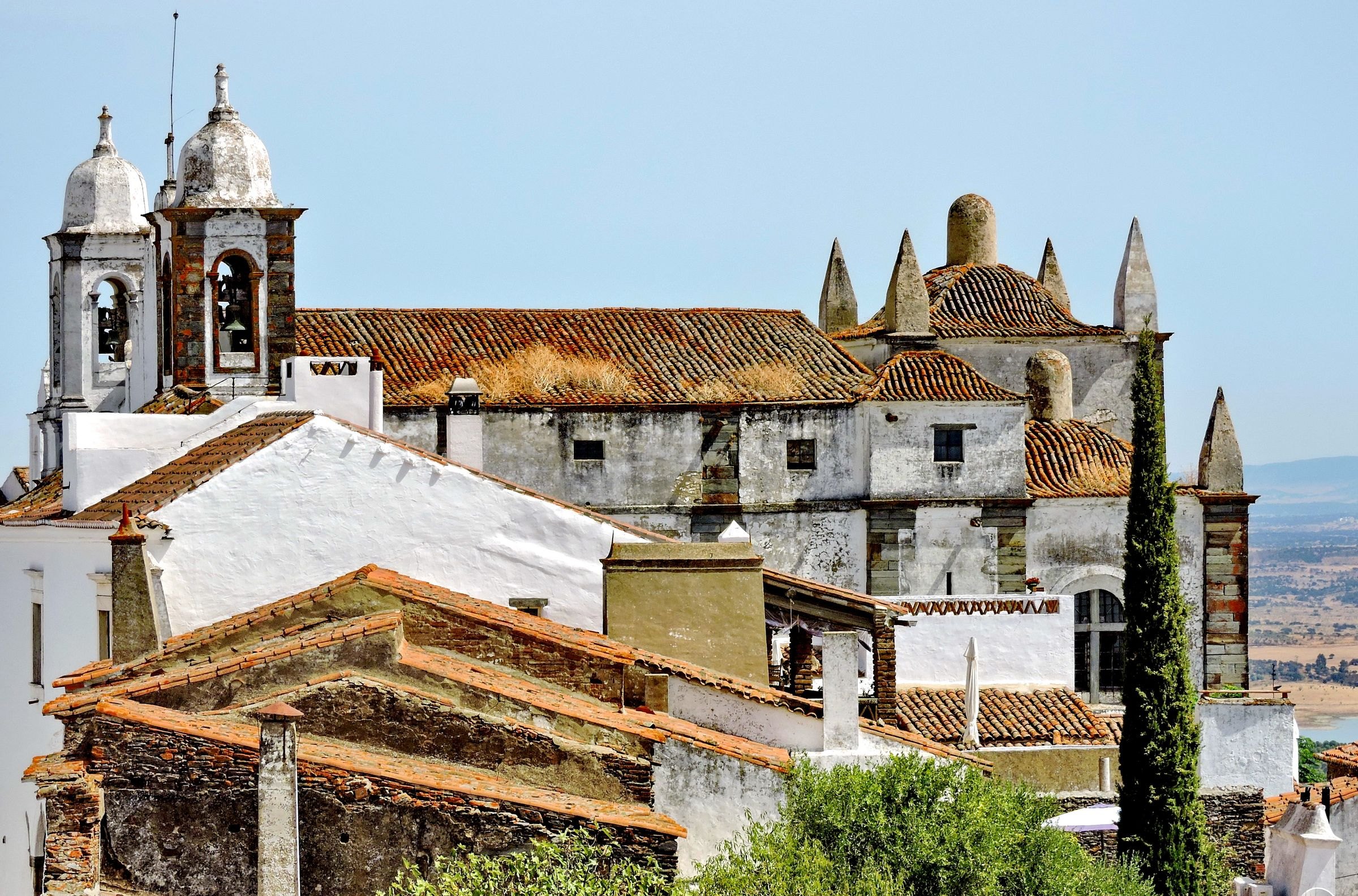 The castle of Monsaraz above the Alentejo