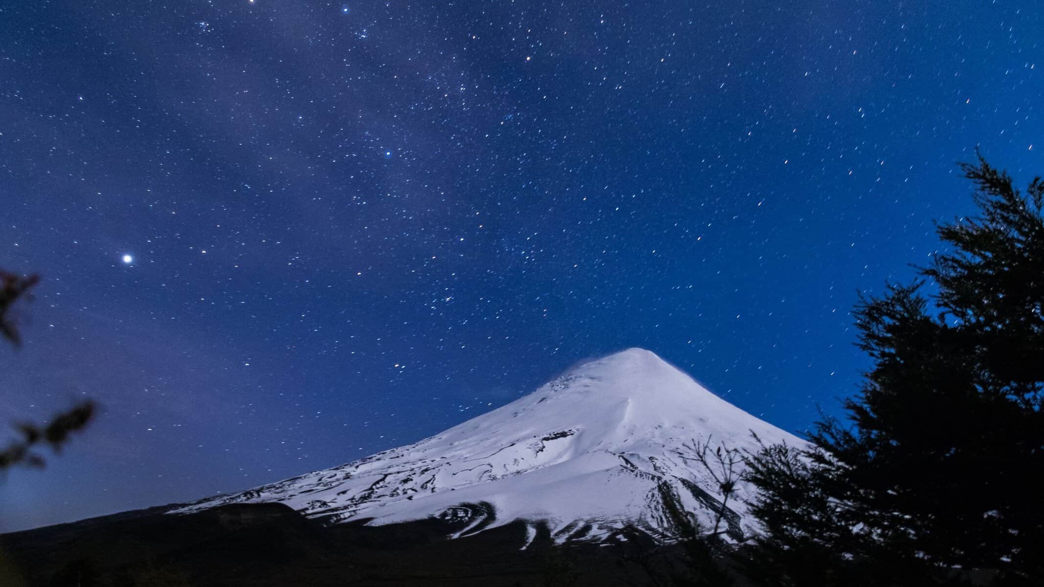 The Osorno volcano under a starry sky