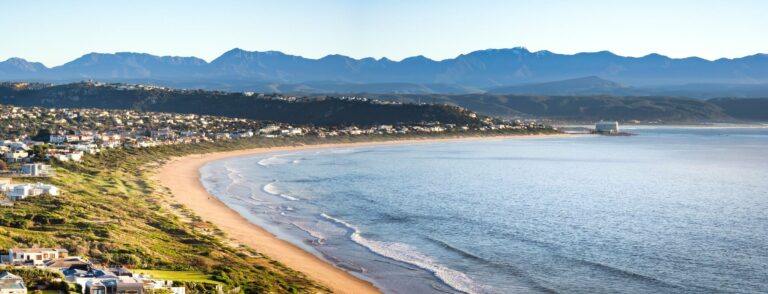 Plettenberg Bay and the Outeniqua mountains from above