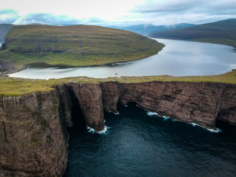 Lake Sørvágsvatn above the sea cliffs
