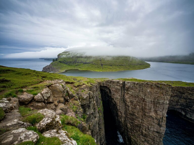 Lake Sørvágsvatn and its cliffs in the mist