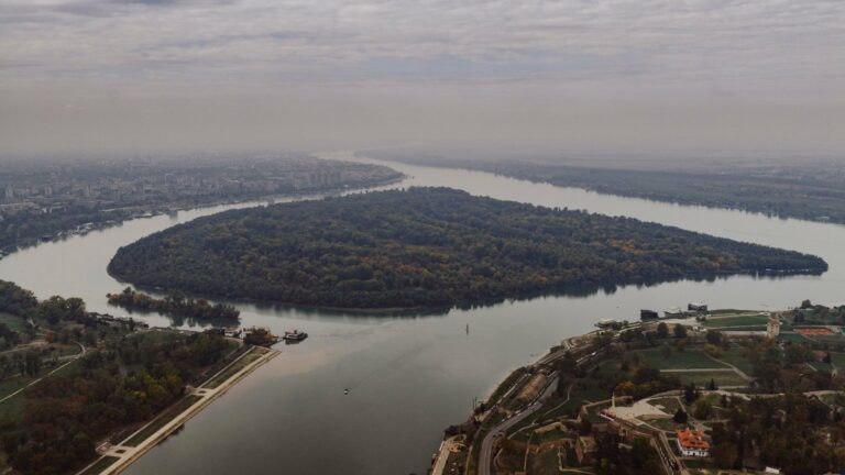 The river bend at Belgrade from the air