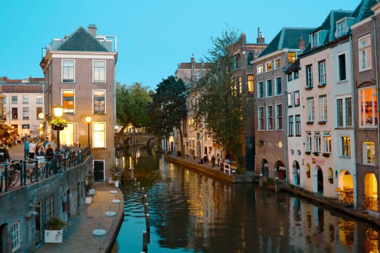 Utrecht's canals at night
