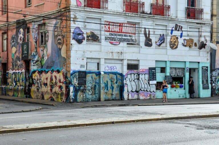 Street art on a building in Valparaíso