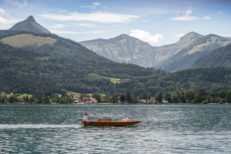 A boat on the Wolfgangsee beneath the mountains